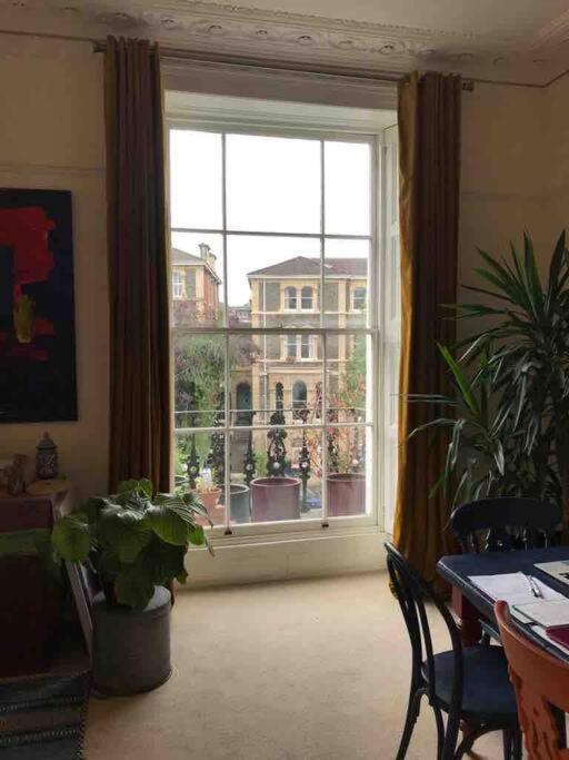 Stunning Arty Apartment In The Heart Of Clifton Бристоль Экстерьер фото